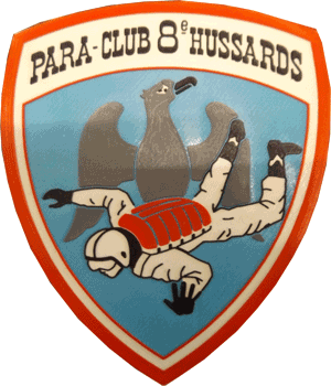 Para Club du 8° régiment de Hussards Le para-club a été créé en octobre 1967 par le capitaine Leclerc de Hautecloque, commandant le 4 ème escadron. L'insigne, en tissu cartonné imprimé, il a été réalisé dans les années 1969-72 et porté sur la combinaison de saut   Platifié Type I