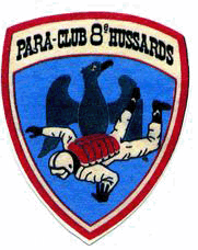 Para Club du 8° régiment de Hussards Le para-club a été créé en octobre 1967 par le capitaine Leclerc de Hautecloque, commandant le 4 ème escadron. L'insigne, en tissu cartonné imprimé, il a été réalisé dans les années 1969-72  Transfert 