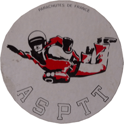 A.S.P.T.T.  Association Sportive des PTT section parachutisme,créée en 1975 ou 1976 à Paris. Club corporatif connu à l'époque pour ses résultats en compétition de PA.